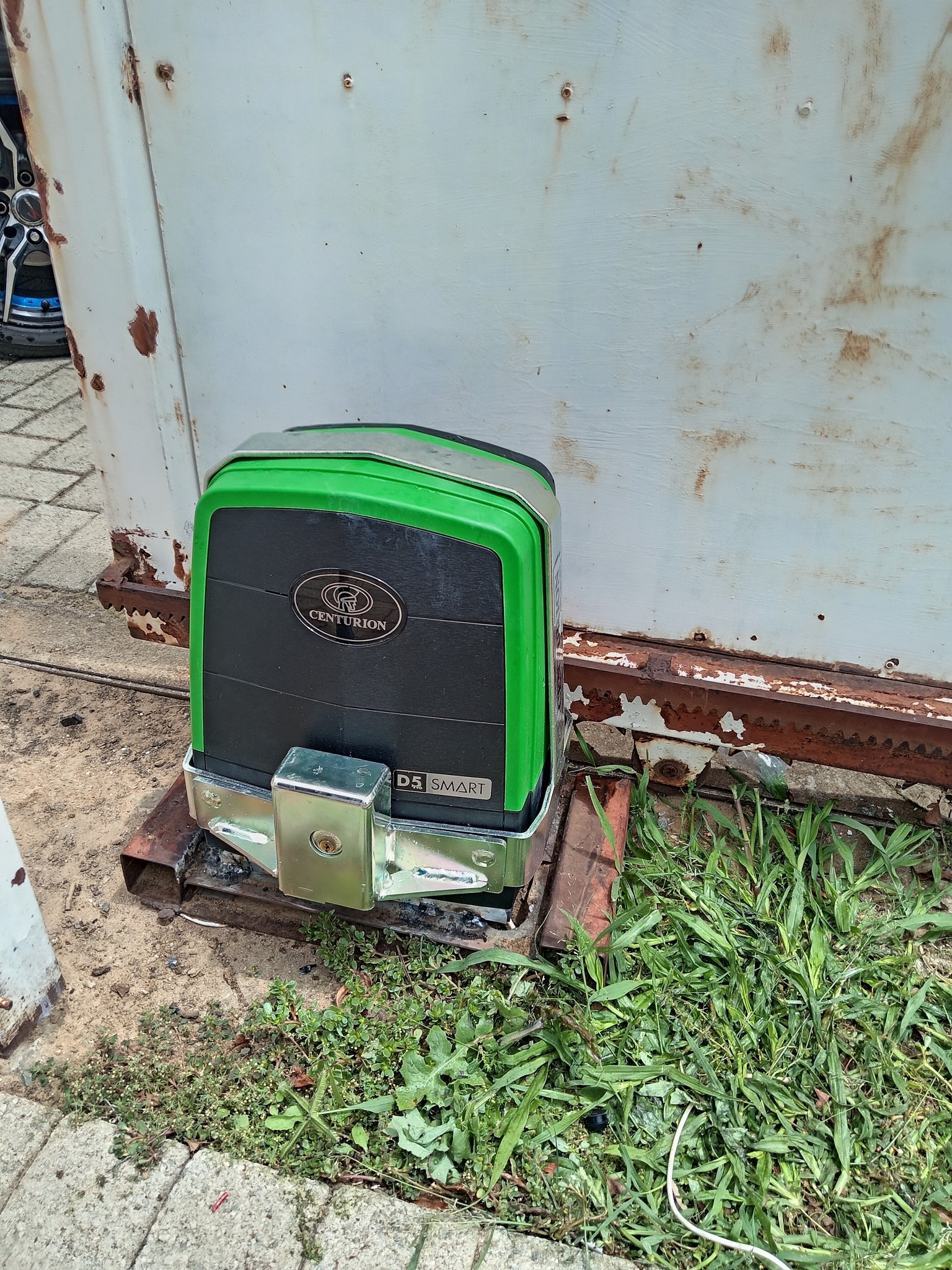 Gate motor installation